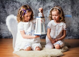 Холст с красками 40х50 см ДВА АНГЕЛОЧКА С ФОНАРИКОМ Х-6665